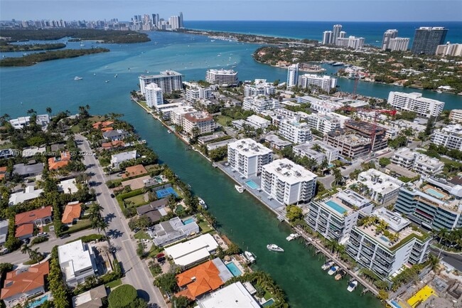 Building Photo - 10000 W Bay Harbor Dr