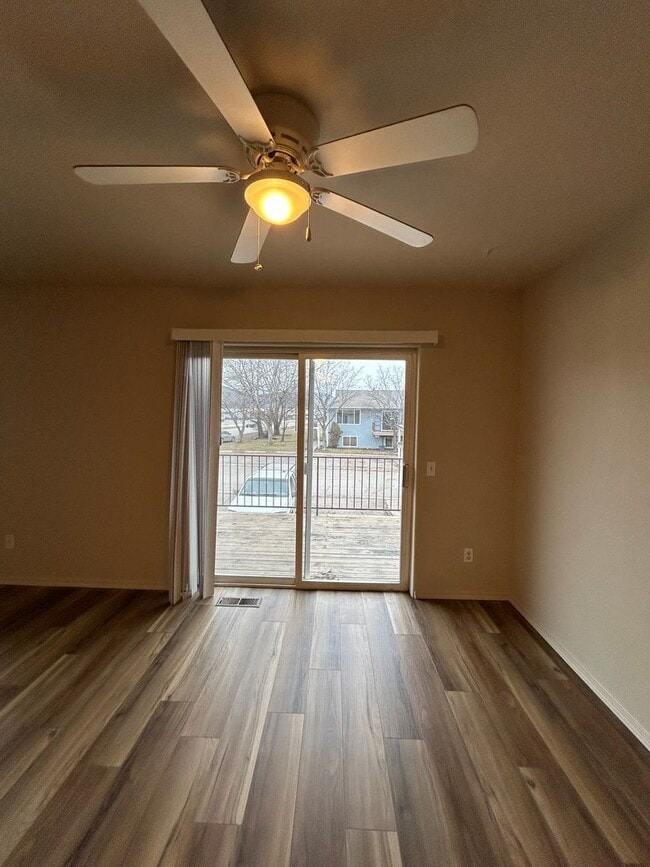 Building Photo - Split Level Townhouse