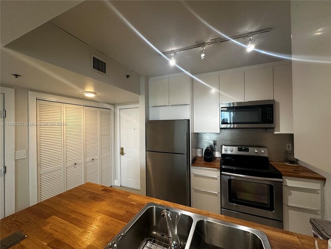Building Photo - 2665 SW 37th Ave