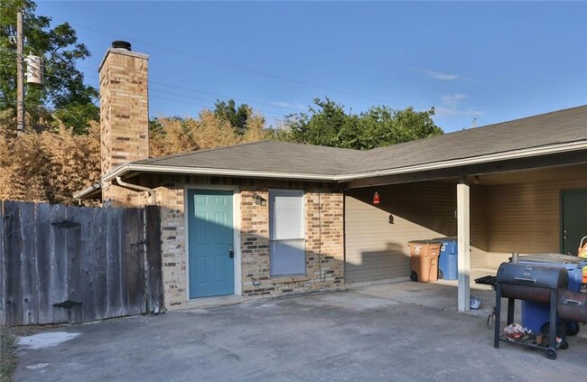 Building Photo - 2102 Courtney St
