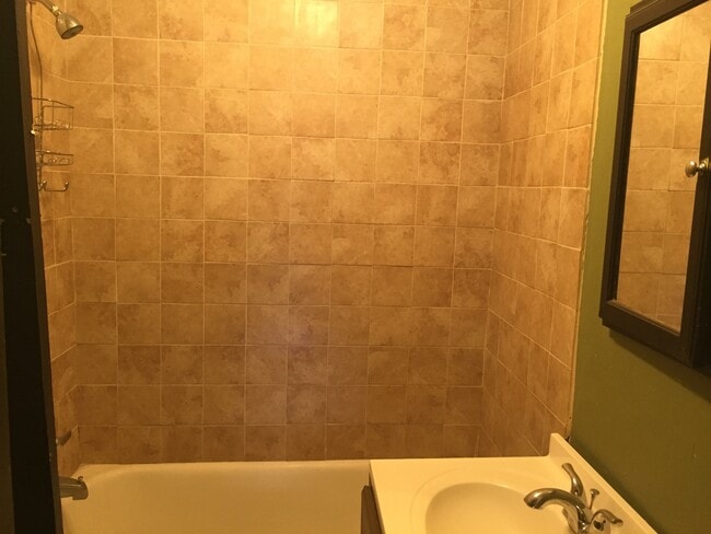 Building Photo - 2 bedroom w/ hardwood floors near TTU!