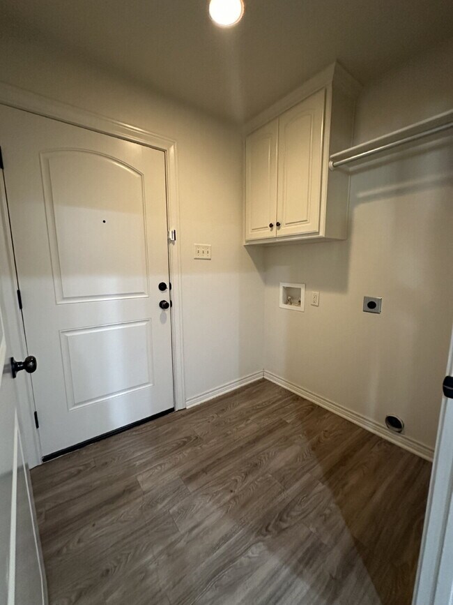 Building Photo - Beautifully Maintained Duplex - Lease Only