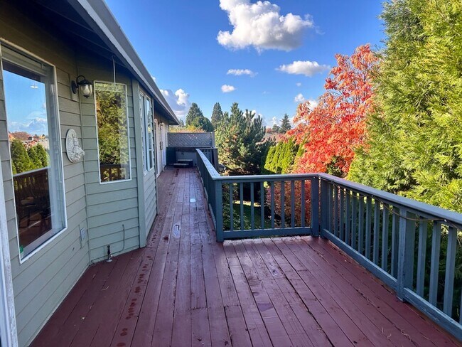 Building Photo - Argay Terrace Day Ranch with Views!