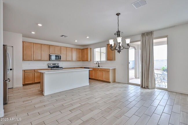 Building Photo - 509 E Elm Ln