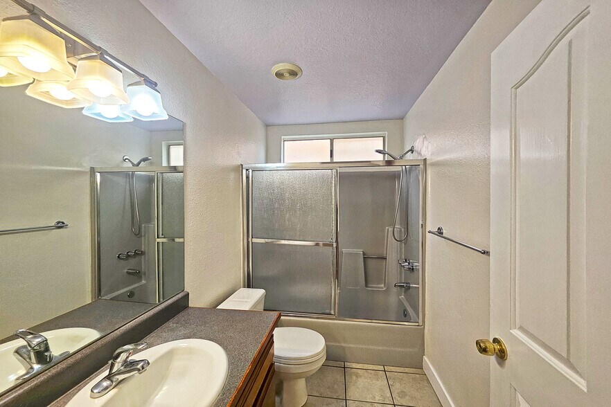 Building Photo - 7556 Thousand Oaks Dr