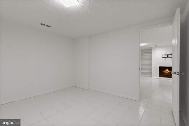 Building Photo - 1550 McLean Commons Ct