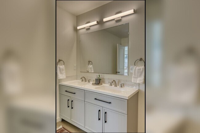 Building Photo - 4913 E 6th Ave