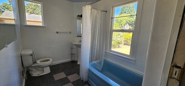 Building Photo - Minutes to Downtown Grants Pass