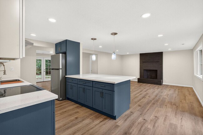 Building Photo - Updated 4BD Lake Oswego Home - Prime Location