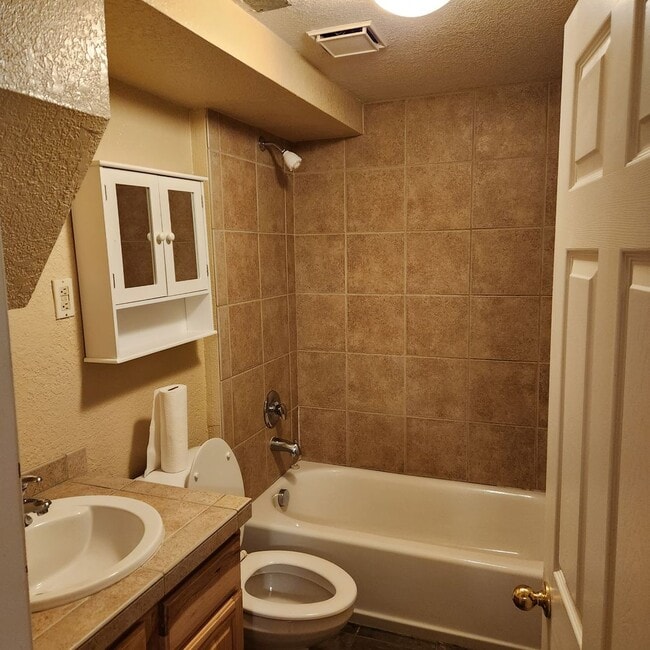 Building Photo - 4 Bed | 2 Bath House in the lower Rattlesnake