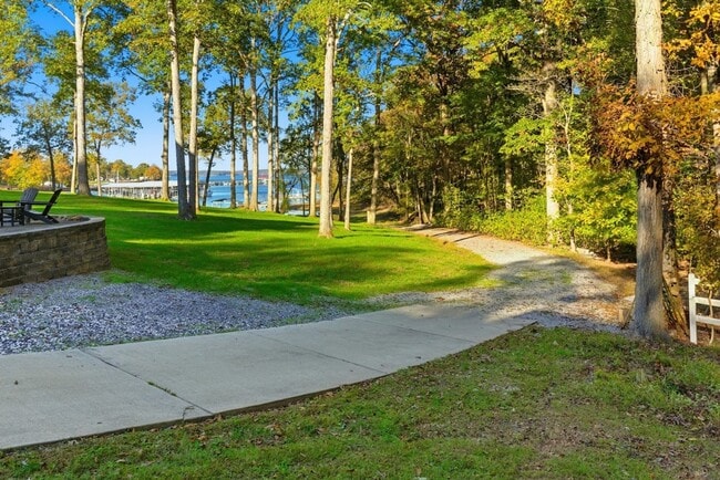 Building Photo - Furnished Home on KY Lake