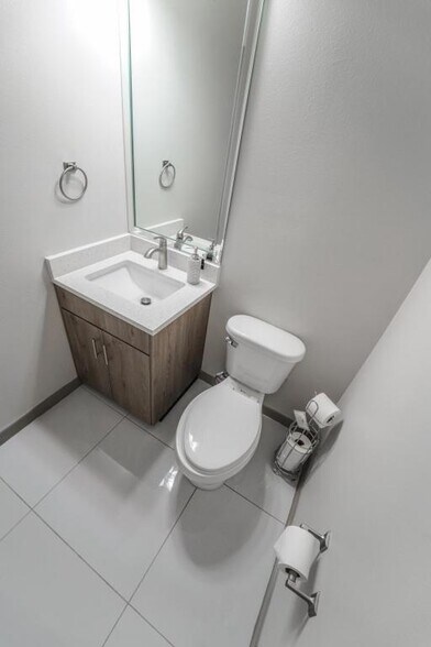 Building Photo - 1121 Shavano Dr
