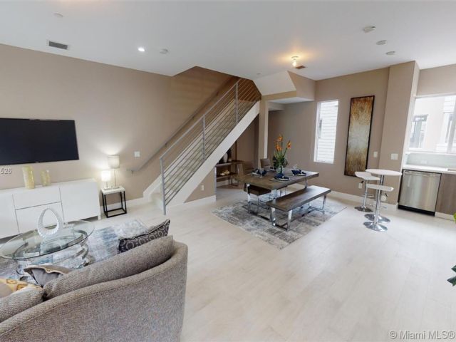 Building Photo - 12 NE 12th Ave