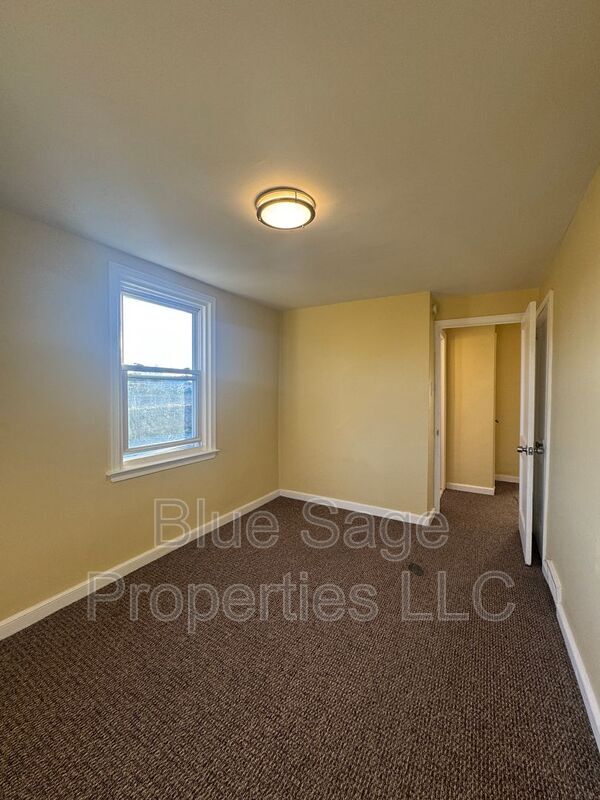 Building Photo - 1500 Llanwellyn Ave