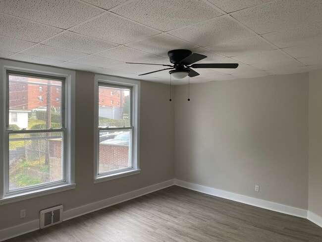 Building Photo - 2 Bedroom + Den, Updated Row House with Of...