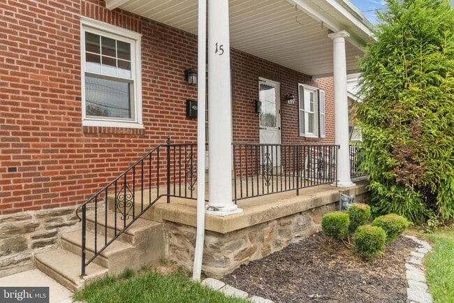 Building Photo - 15 Elm Ave