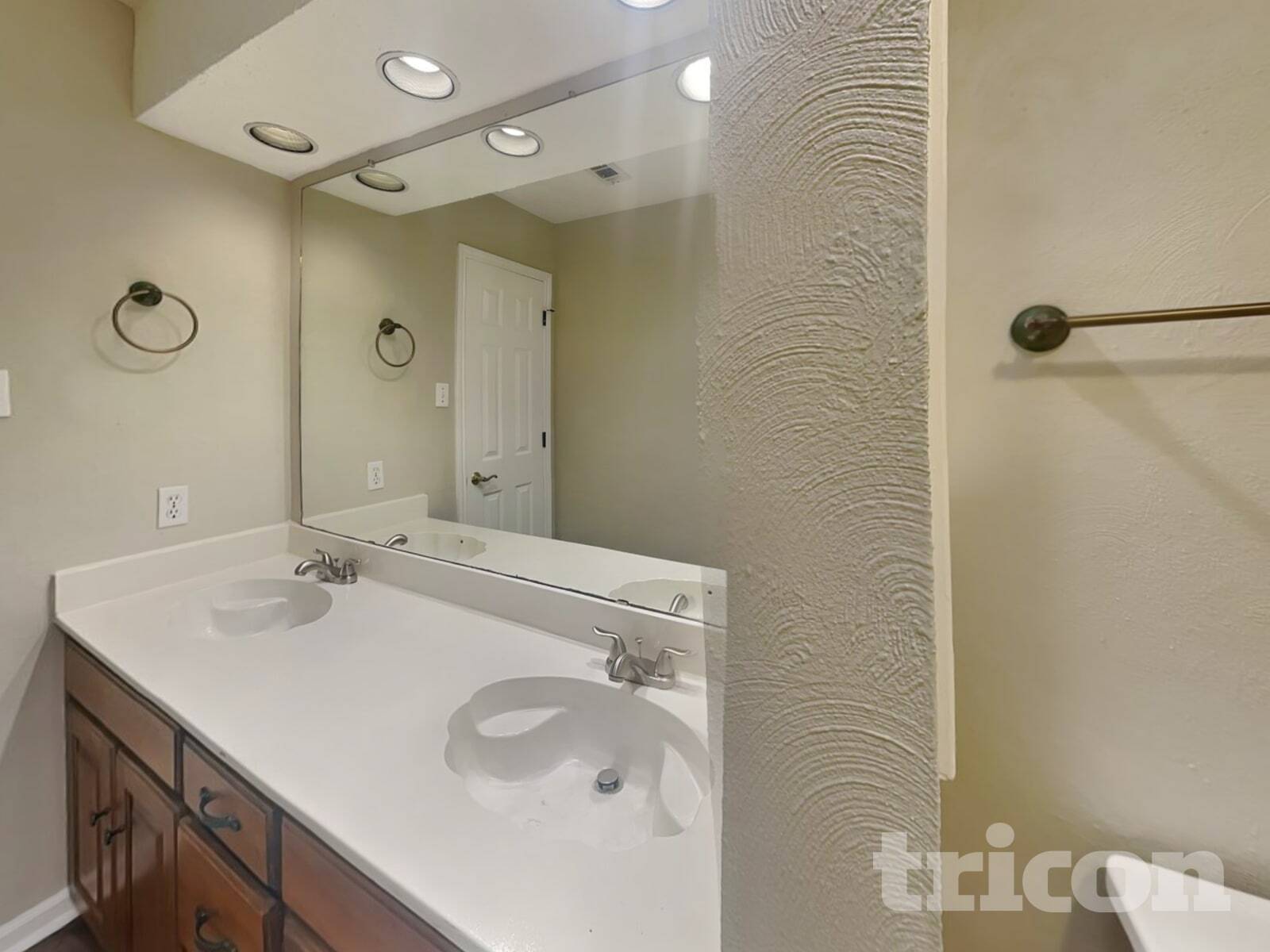 Building Photo - 509 Live Oak Dr