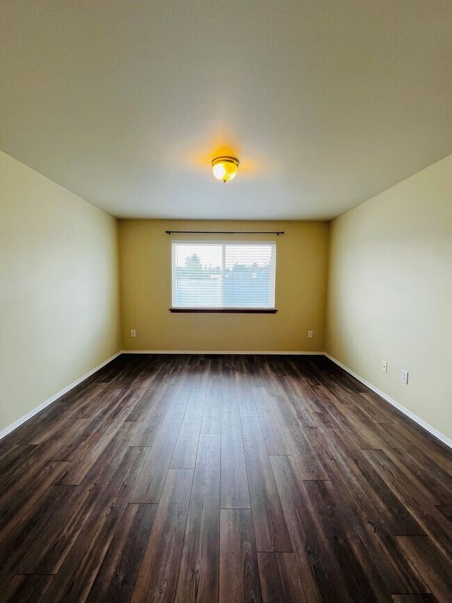 Building Photo - pl100