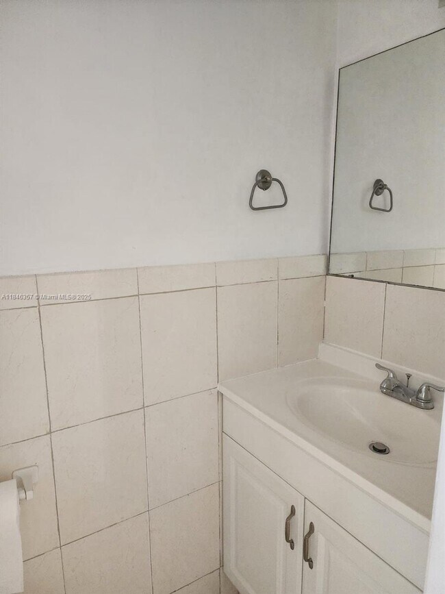 Building Photo - 6744 SW 40th St