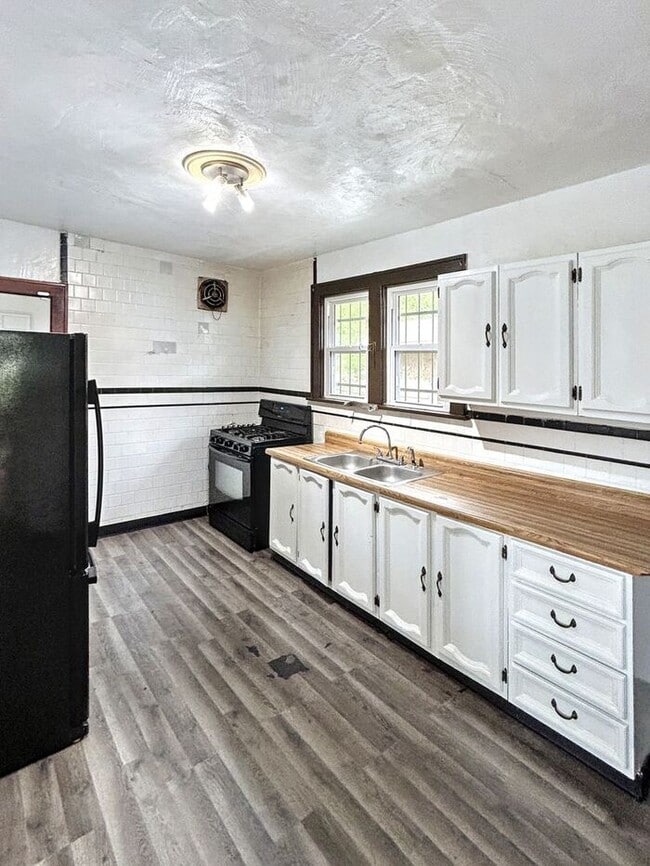 Building Photo - Charming 2-Bedroom Home with Fenced Yard i...