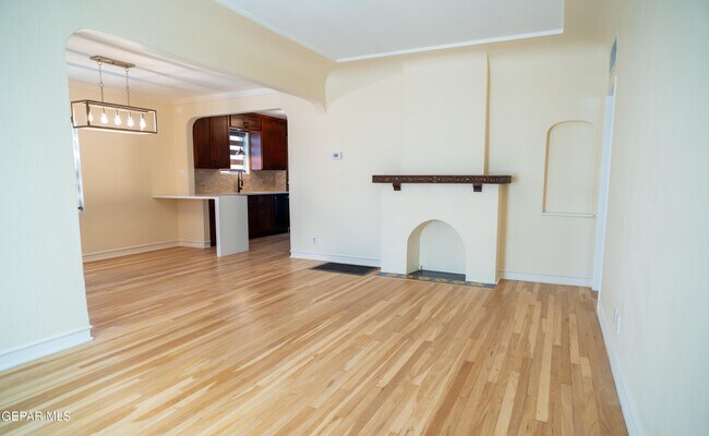 Building Photo - 1211 Mesita Dr