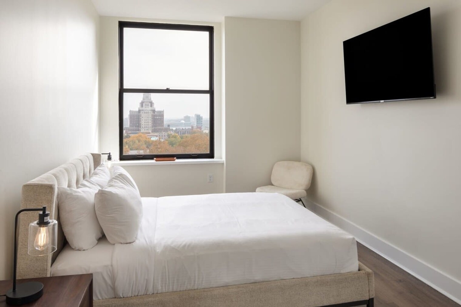 Building Photo - 150 S 6th St