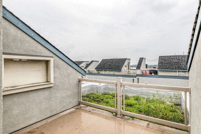 Building Photo - Northern Liberties Townhome with Private Garage