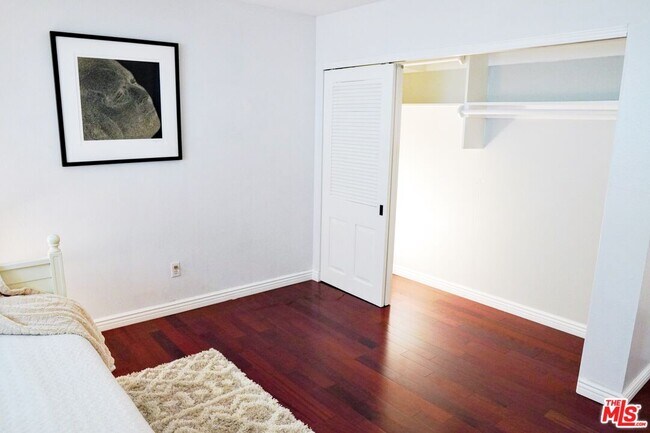 Building Photo - 2418 Graham Ave