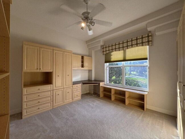 Building Photo - 4/3 Pool Home in Pelican Bay