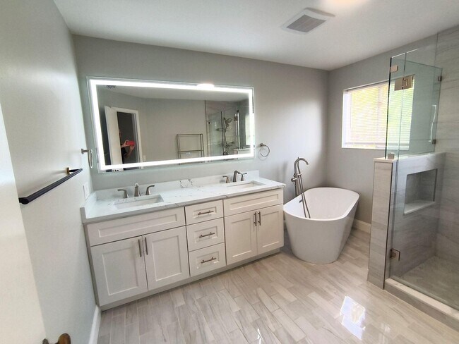 Building Photo - 6815 Via Regina