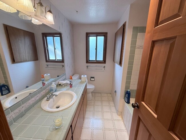Building Photo - Beautiful 4 Bed, 2 Bath Single Family Home 2 Attached Car Garage and Laundry In Unit!