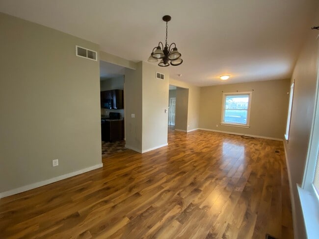 Primary Photo - 923 Russel St - 3/Bed 1.5/Bath located in the Edison neighborhood