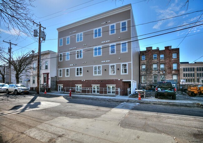 Primary Photo - 427 Washington Ave