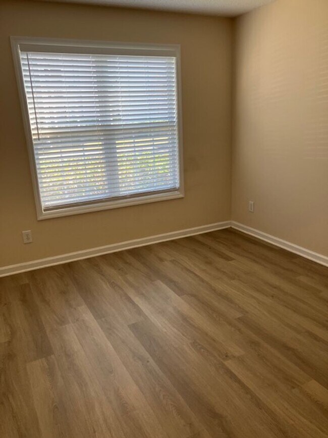 Building Photo - 721-D