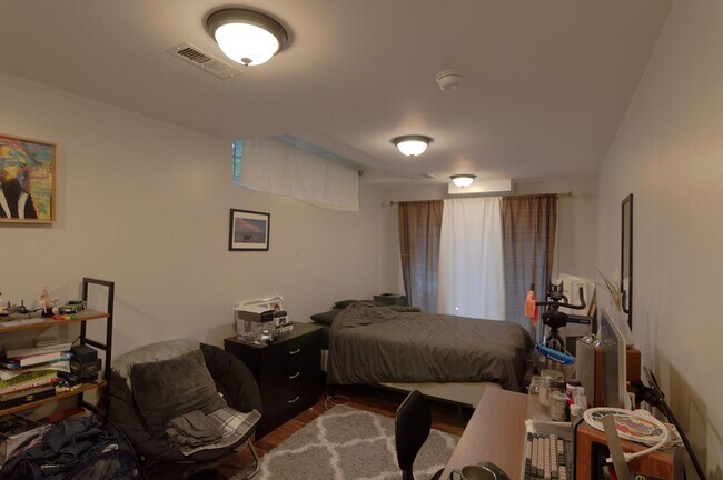 Building Photo - Room for Rent in 5 Bedroom House