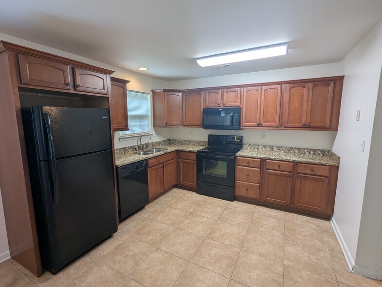 Kitchen with dishwasher - 2237 Spring Meadow Ln SE