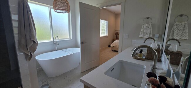 Building Photo - Stunning 3-bedroom + tech room, 2.5-bath home in NW Boise!