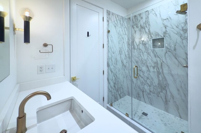 Building Photo - 2737 Shenandoah Ave