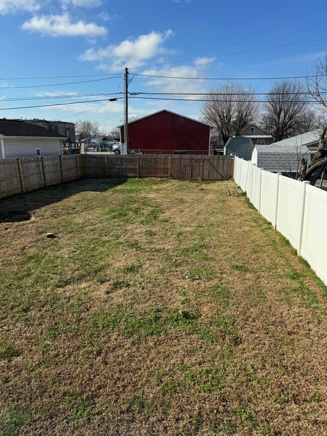 Building Photo - 727 7th St