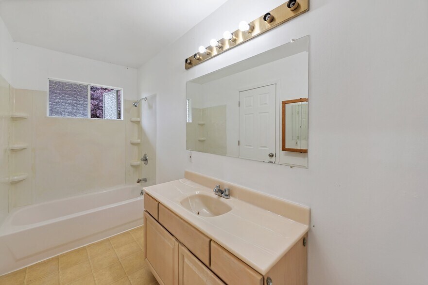 Building Photo - 5134 S 170th St