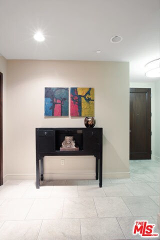 Building Photo - 447 N Doheny Dr