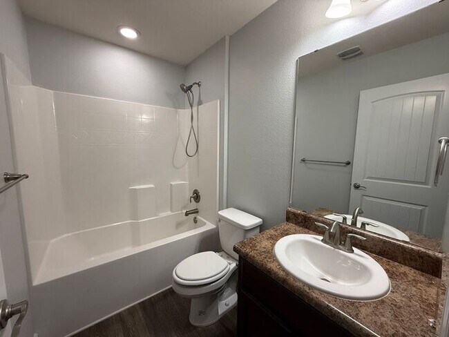 Building Photo - Pensacola - Weatherstone - 3 bedroom, 2 bathroom