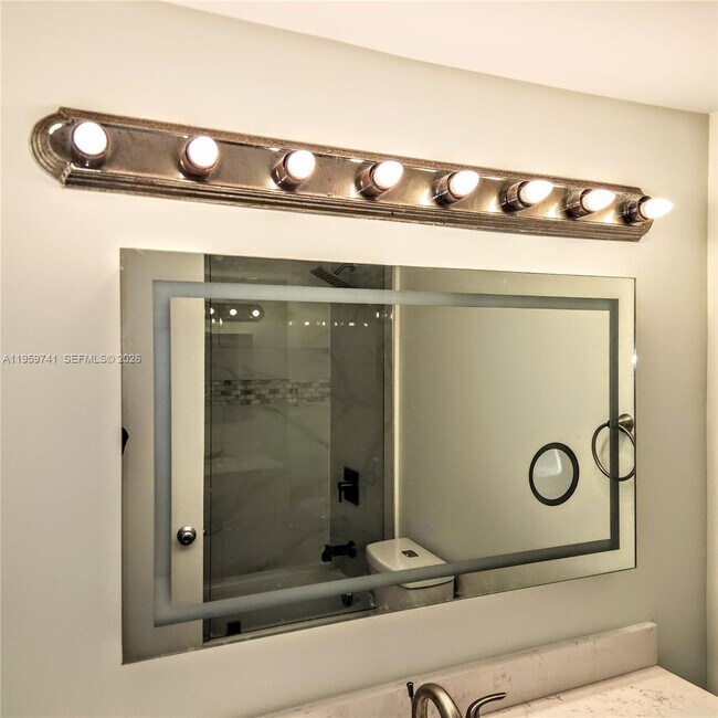 Building Photo - 18181 NE 31st Ct