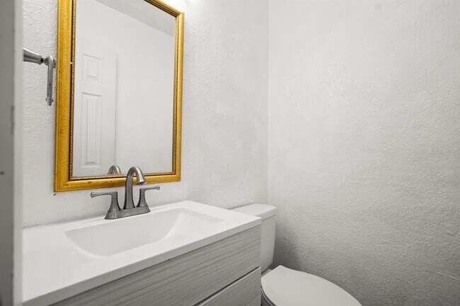 Building Photo - 300 E Croslin St