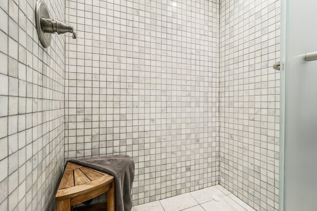 Building Photo - Amazing Adams Morgan Two-Level Condo| Parking included!