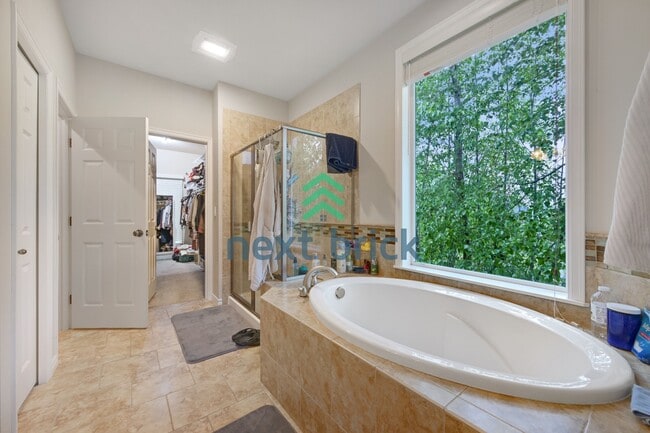 Building Photo - "Spacious 4-Bedroom Retreat with 4.5 Baths in Scenic Snohomish - Your 4400 Sq Ft Haven Awaits!"