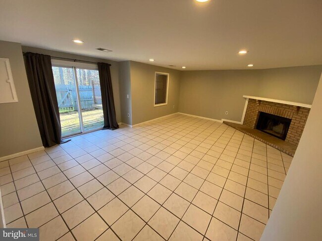 Building Photo - 9400 Candleberry Ct