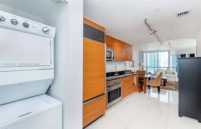 Building Photo - 475 Brickell Ave