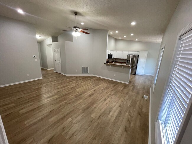 Building Photo - 3 Bedroom Home With Full Basement For Rent