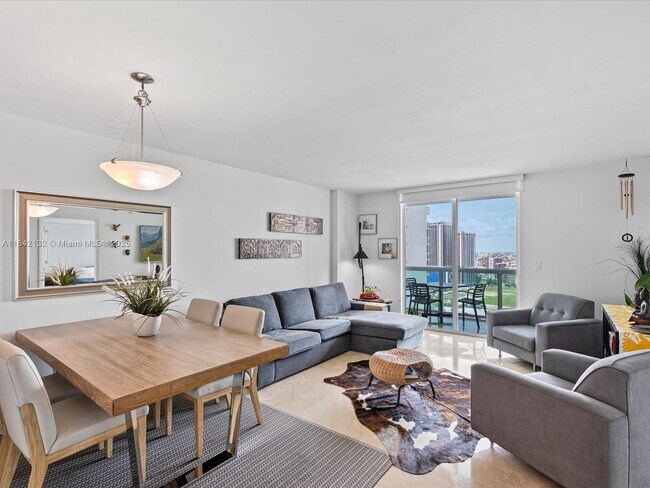 Building Photo - 1800 N Bayshore Dr